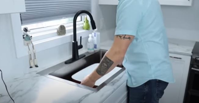 How to choose the best kitchen sink accessories 